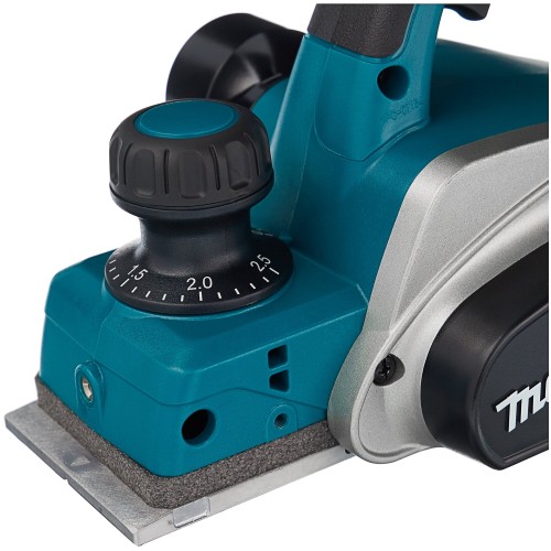 Рубанок Makita KP0800X1 Рубанок,{620Вт,17000об\м,ширина-82мм,глуб-2.5мм,2.6кг,кор, набор ножей D-07945}